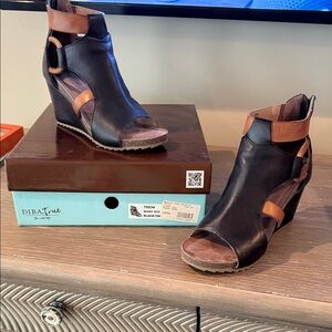 DIBA True Black and Tan Night Out  Wedge Sandals. Sz 8.5 Like New Condition